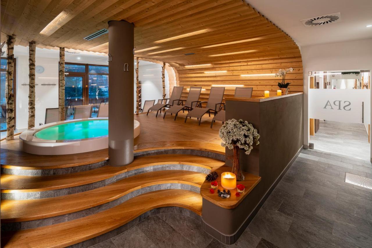 Hotel Columbia & Spa กอร์ตินาดัมเปซโซ ภายนอก รูปภาพ