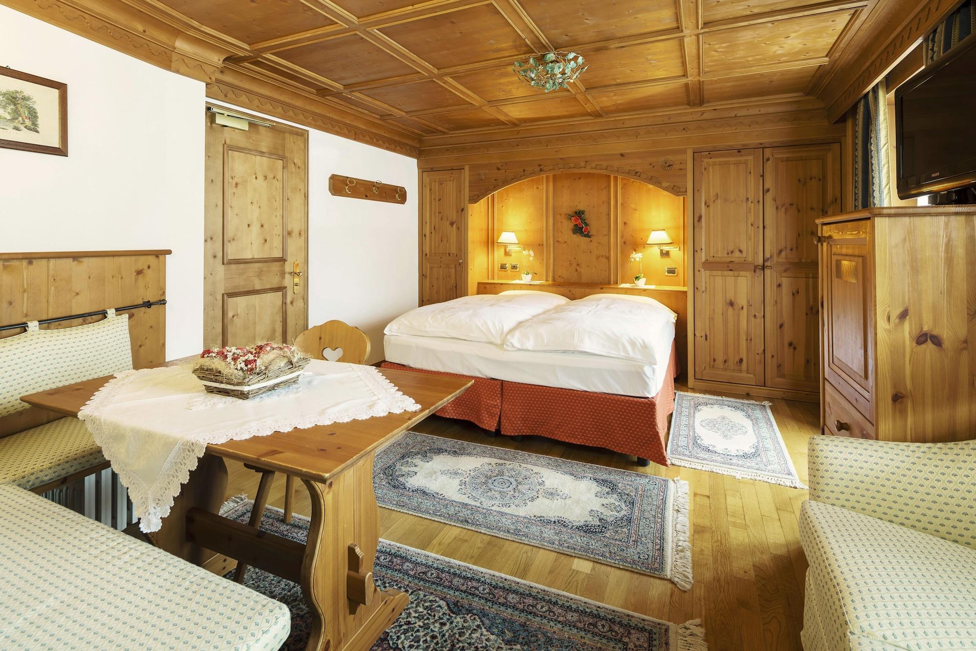 Hotel Columbia & Spa กอร์ตินาดัมเปซโซ ภายนอก รูปภาพ