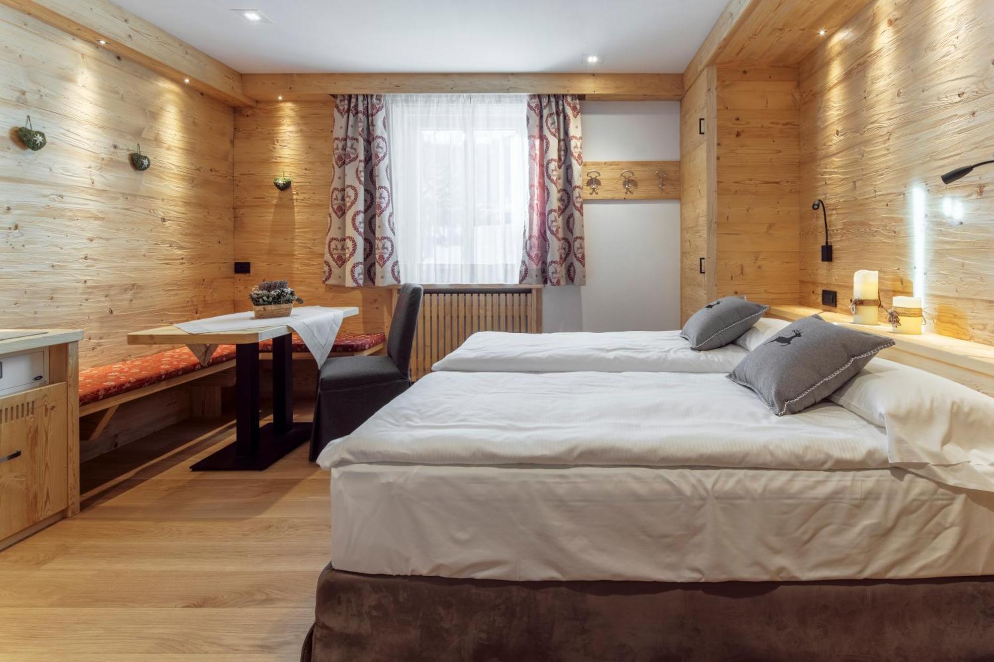 Hotel Columbia & Spa กอร์ตินาดัมเปซโซ ภายนอก รูปภาพ