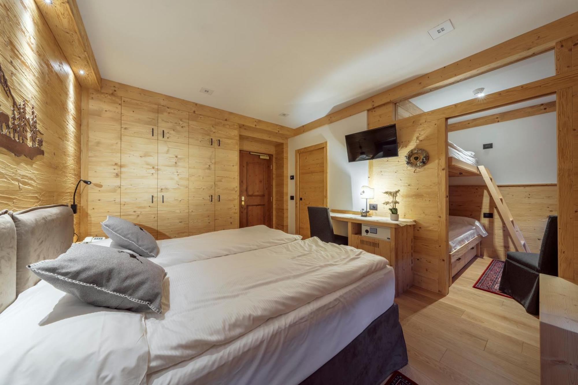 Hotel Columbia & Spa กอร์ตินาดัมเปซโซ ภายนอก รูปภาพ