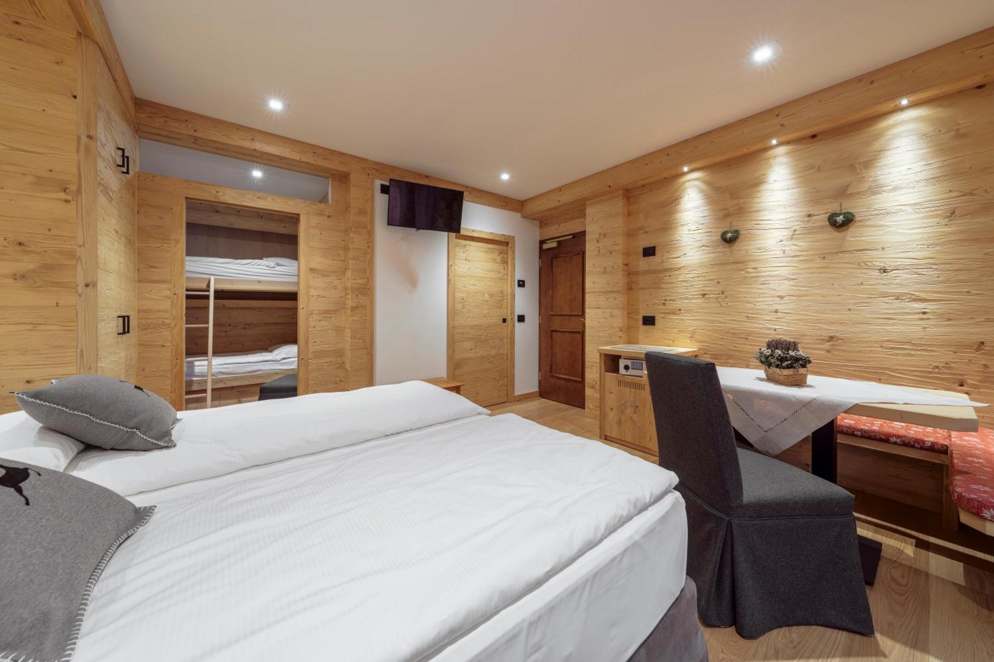 Hotel Columbia & Spa กอร์ตินาดัมเปซโซ ภายนอก รูปภาพ