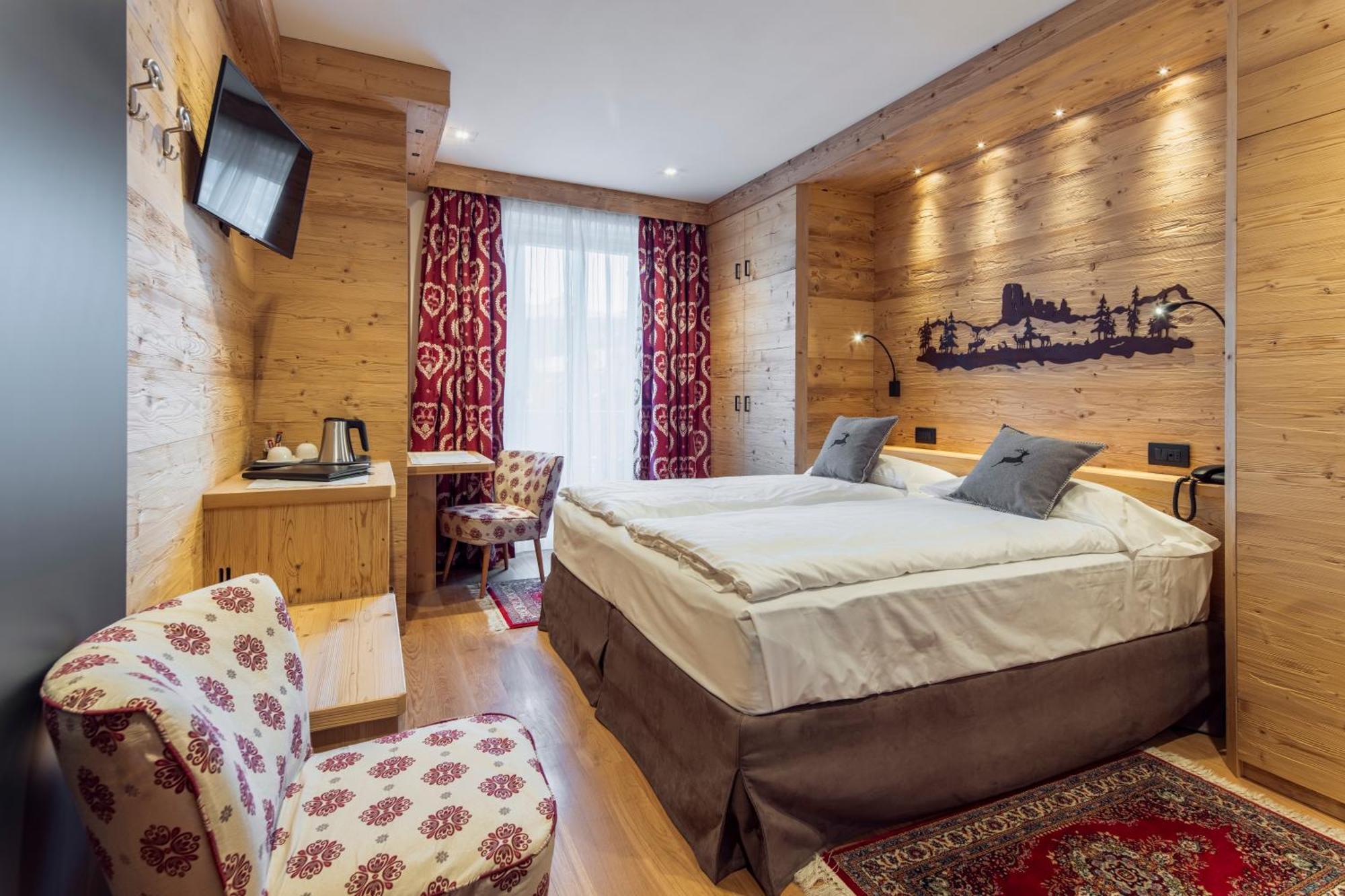 Hotel Columbia & Spa กอร์ตินาดัมเปซโซ ภายนอก รูปภาพ