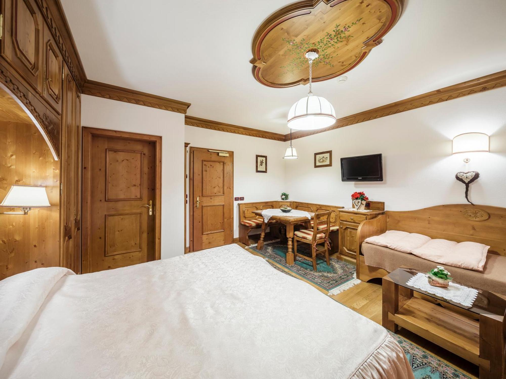 Hotel Columbia & Spa กอร์ตินาดัมเปซโซ ภายนอก รูปภาพ