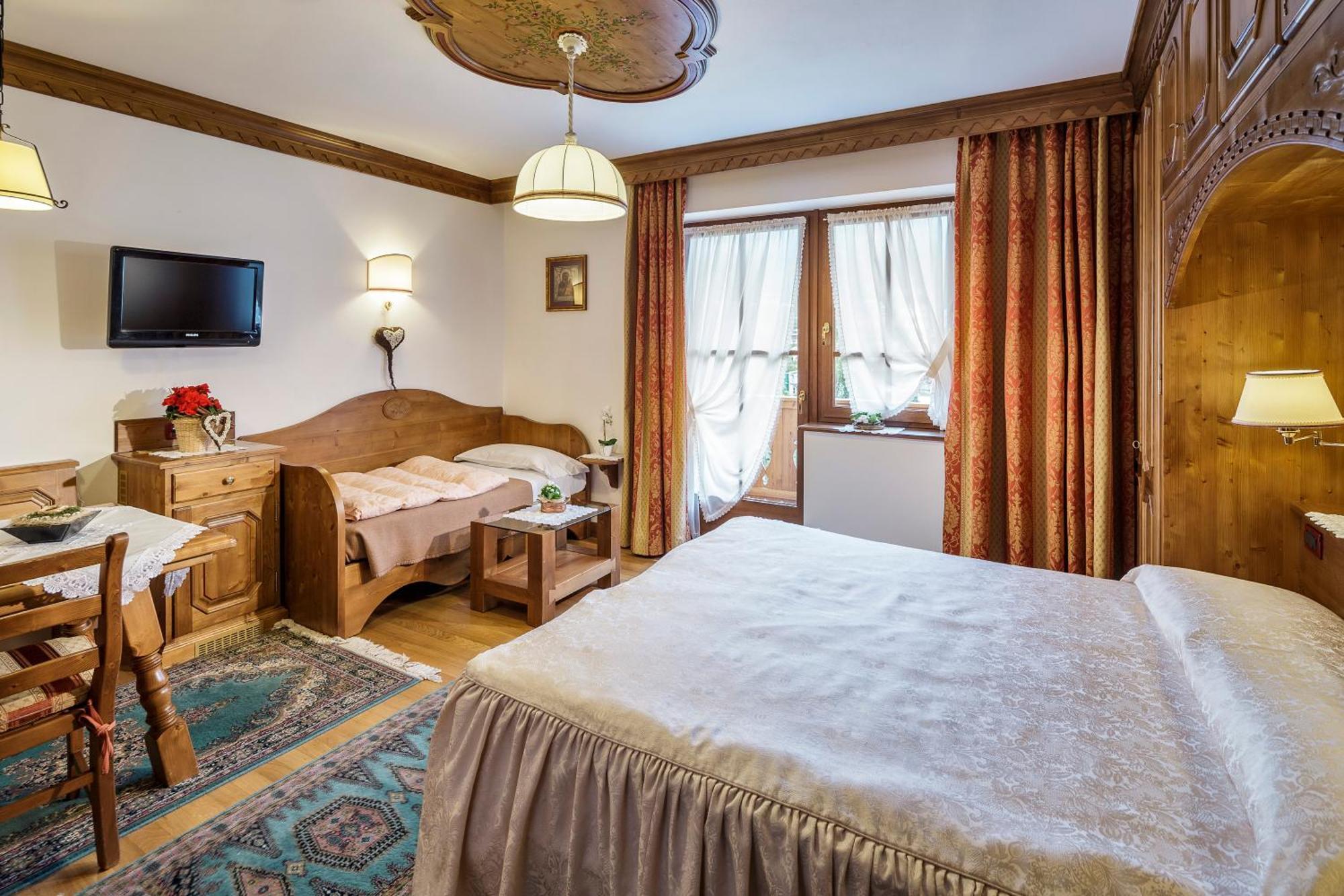 Hotel Columbia & Spa กอร์ตินาดัมเปซโซ ภายนอก รูปภาพ