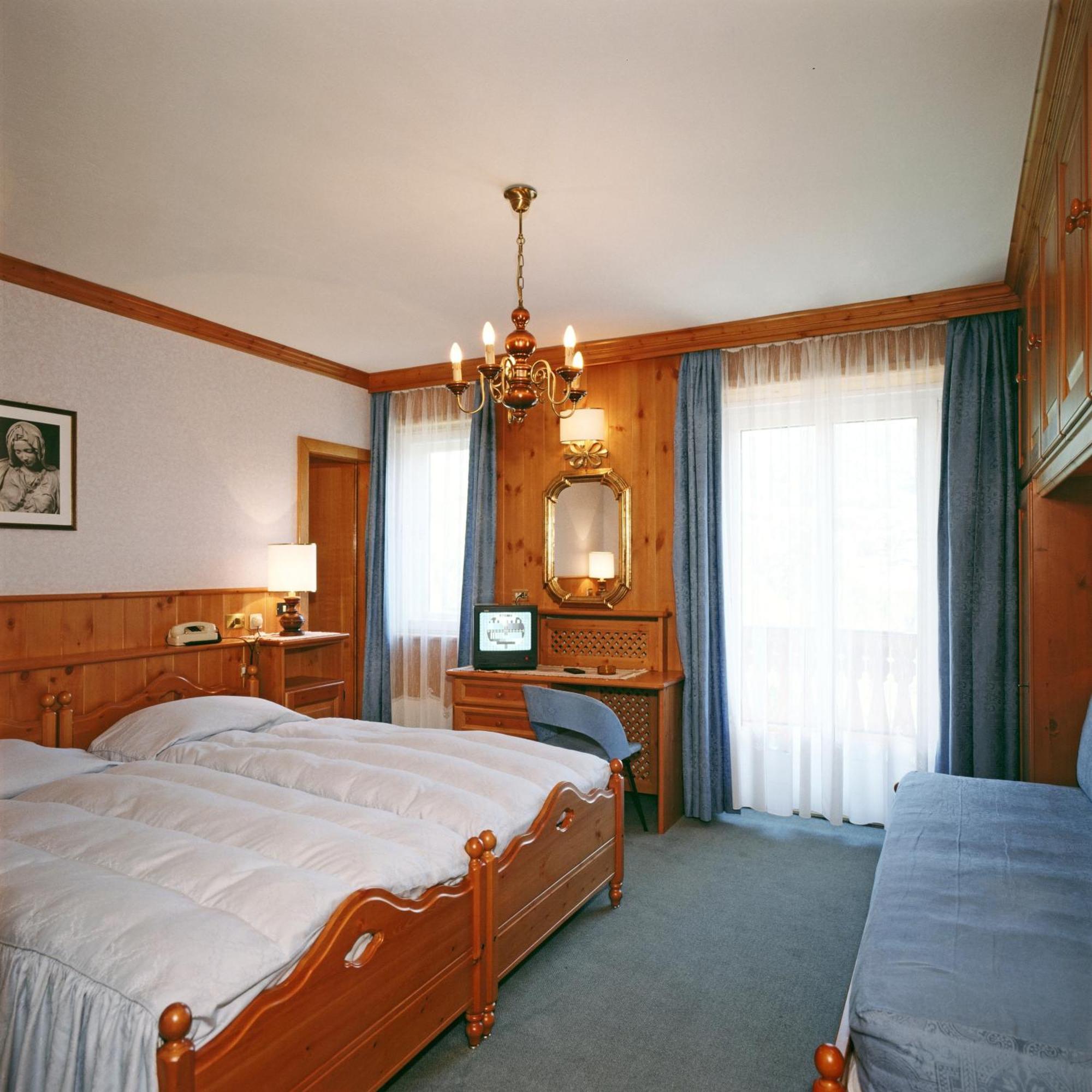 Hotel Columbia & Spa กอร์ตินาดัมเปซโซ ห้อง รูปภาพ