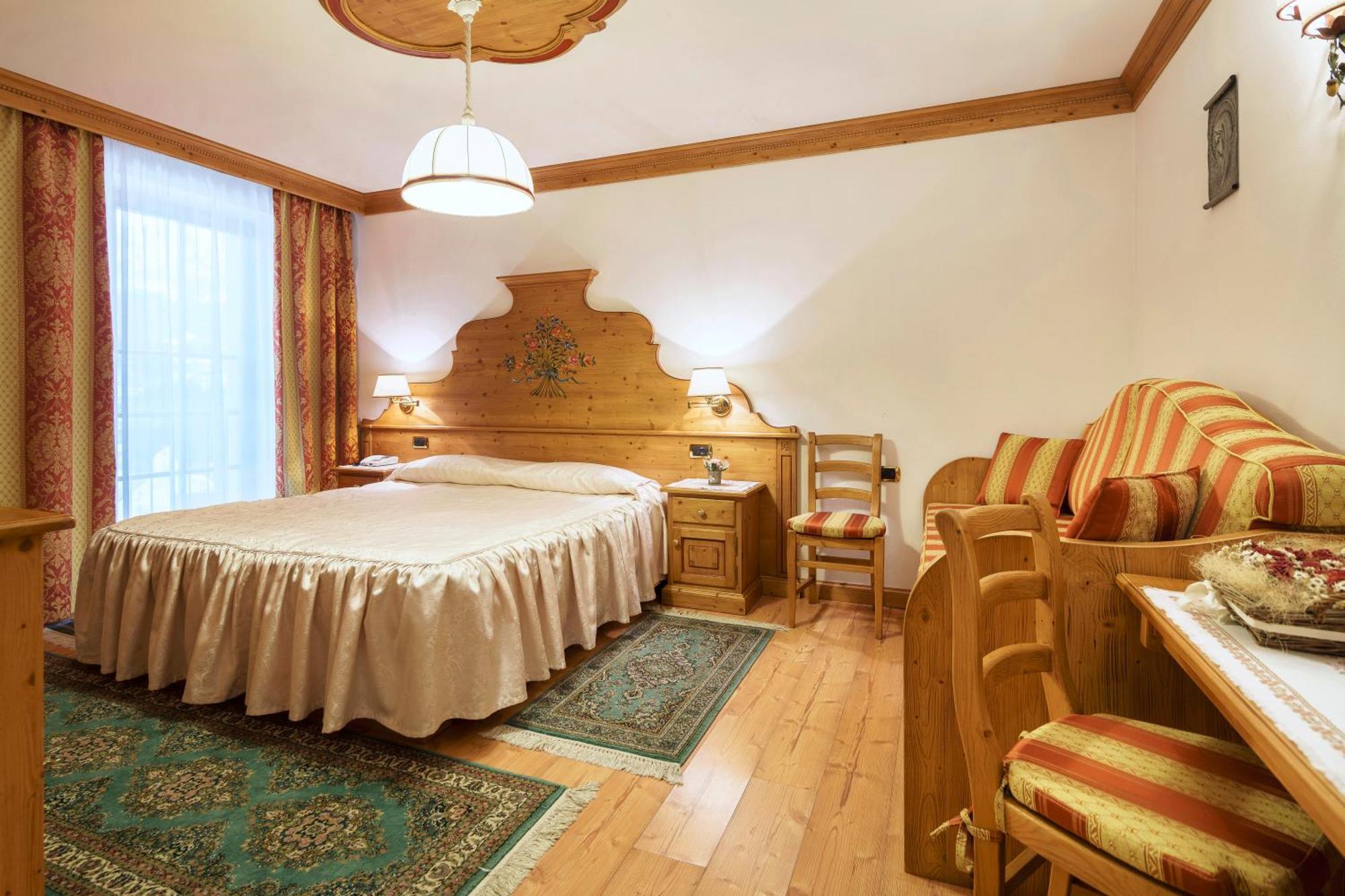 Hotel Columbia & Spa กอร์ตินาดัมเปซโซ ภายนอก รูปภาพ