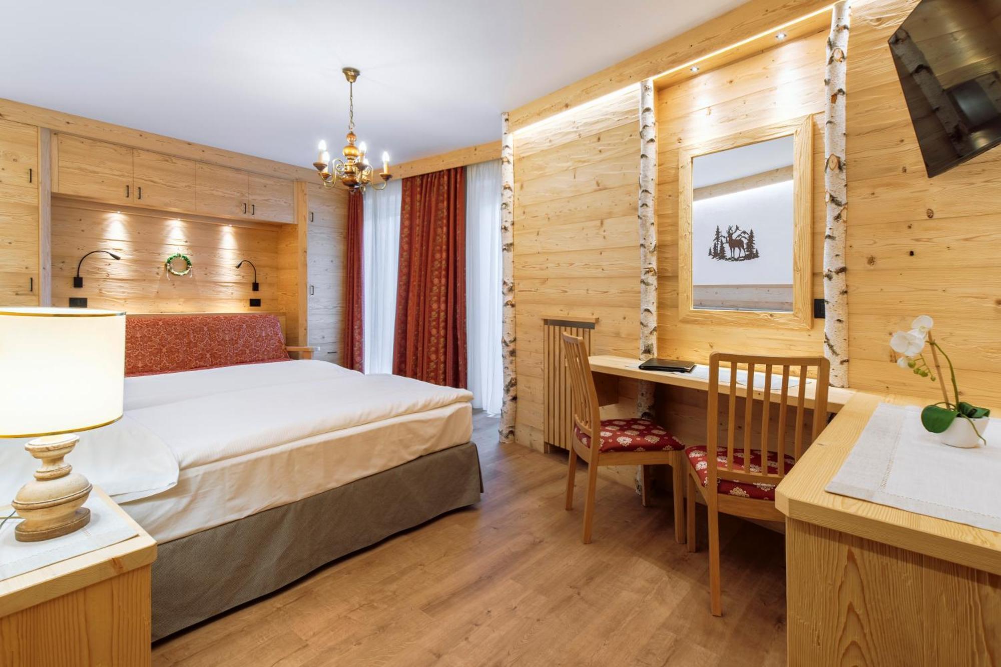 Hotel Columbia & Spa กอร์ตินาดัมเปซโซ ภายนอก รูปภาพ