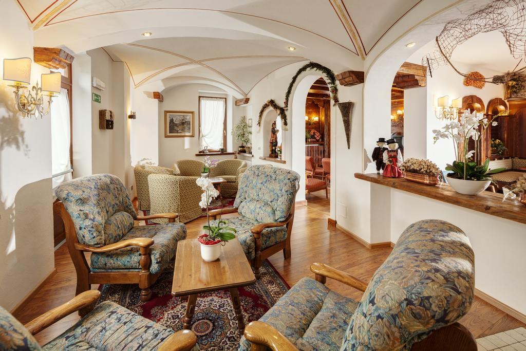 Hotel Columbia & Spa กอร์ตินาดัมเปซโซ ภายนอก รูปภาพ
