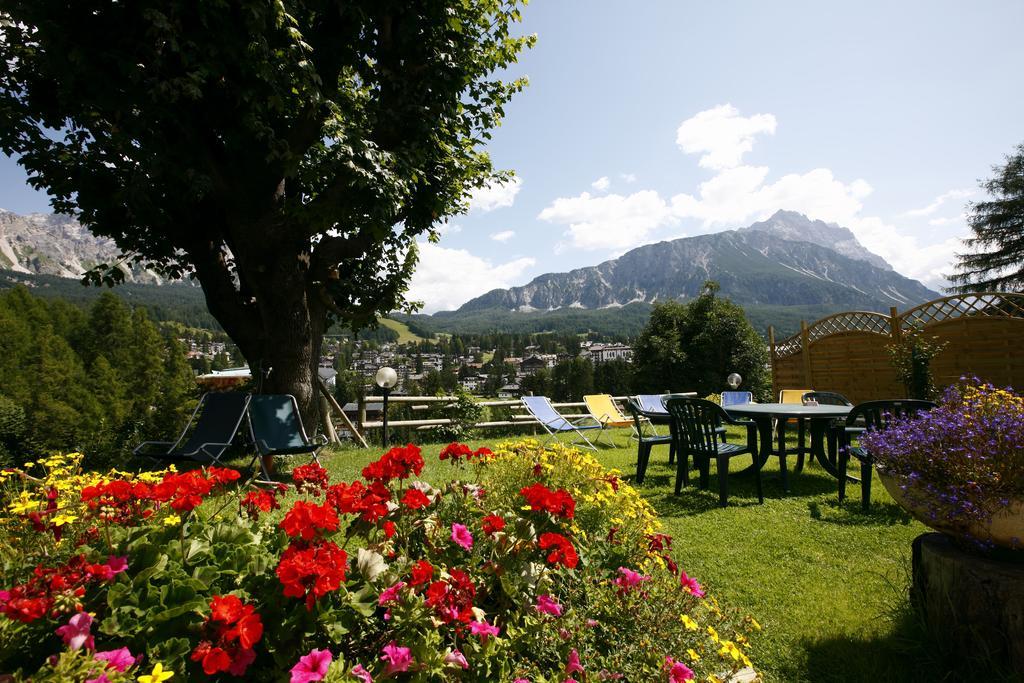 Hotel Columbia & Spa กอร์ตินาดัมเปซโซ ภายนอก รูปภาพ