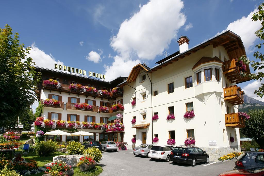 Hotel Columbia & Spa กอร์ตินาดัมเปซโซ ภายนอก รูปภาพ