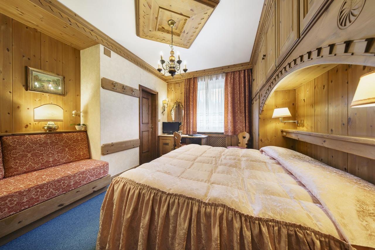 Hotel Columbia & Spa กอร์ตินาดัมเปซโซ ภายนอก รูปภาพ
