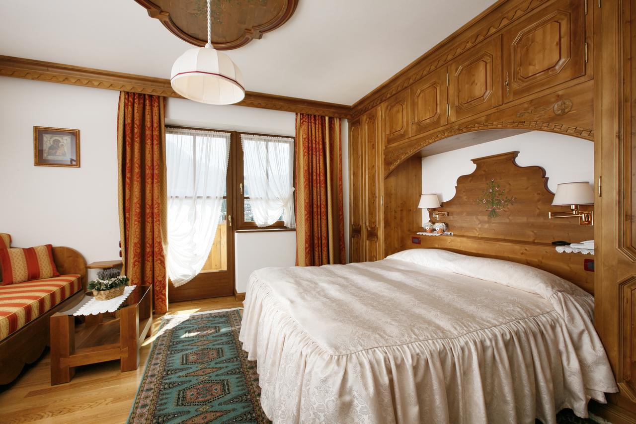 Hotel Columbia & Spa กอร์ตินาดัมเปซโซ ภายนอก รูปภาพ