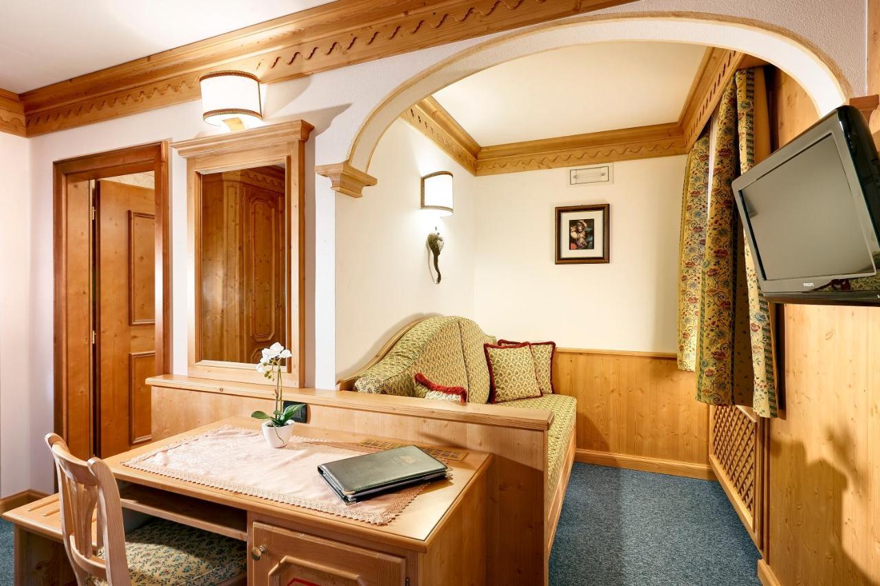 Hotel Columbia & Spa กอร์ตินาดัมเปซโซ ห้อง รูปภาพ